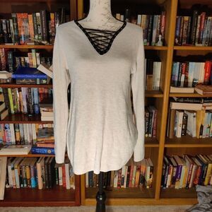 𝅺nic and Zoe long sleeved lace up knit top size s